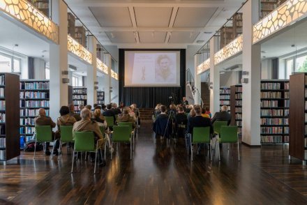 Uroczystość upamiętnienia mjra Adolfa Pilcha - prelekcja w Miejskiej Bibliotece Publicznej im. J. Śniegonia